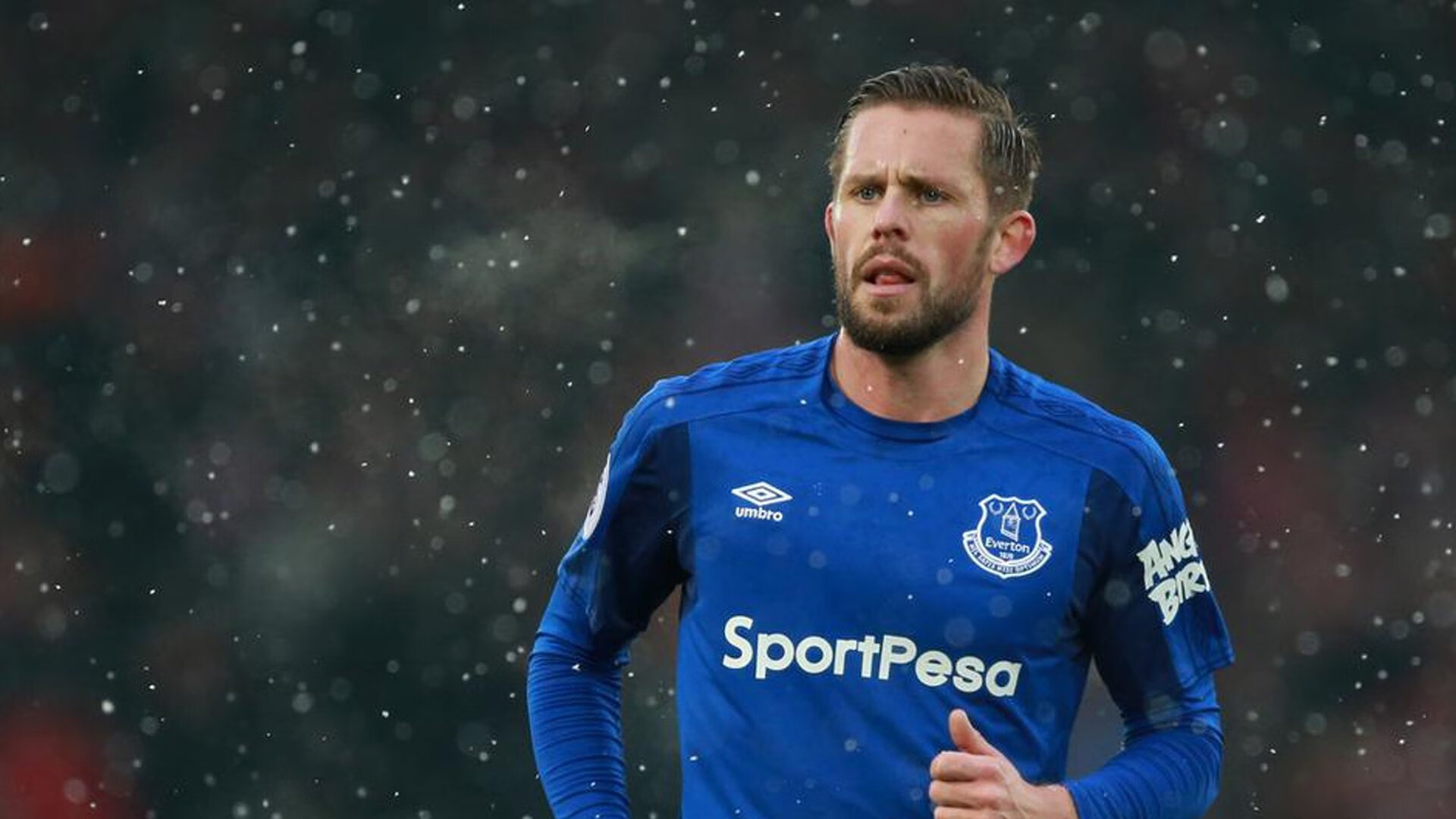 佩德里关键战不手软，拜仁强压加纳，现代足球的战术博弈与精神传承